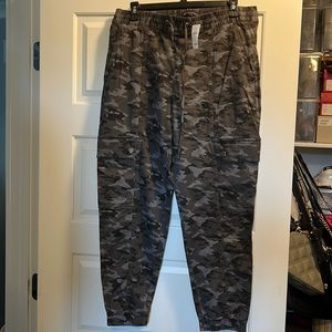 Banana Republic cropped joggers black & gray camo size medium